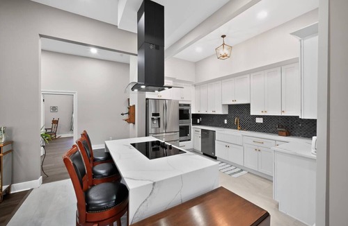 Fuquay-Varina House | Stunning 1890s Victorian · 7BR/4BA · Sleeps 14