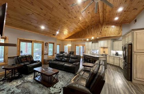 Tellico Plains House | Stunning Cottage with Game Room, Spa Bath and Barbecue in Tellico Plains, Tennessee