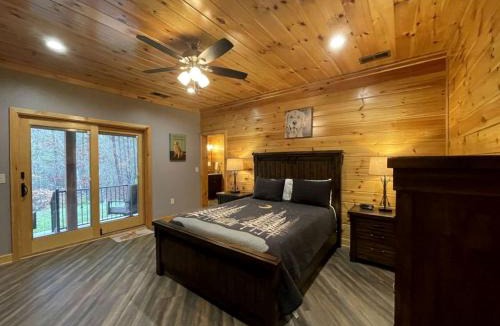 Tellico Plains House | Stunning Cottage with Game Room, Spa Bath and Barbecue in Tellico Plains, Tennessee