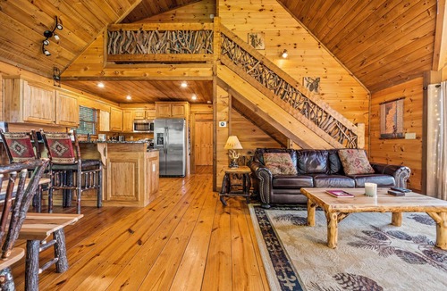 Mineral Bluff House | STUNNING mountain views facing sunset, hot tub, 3 king bedrooms + attached baths