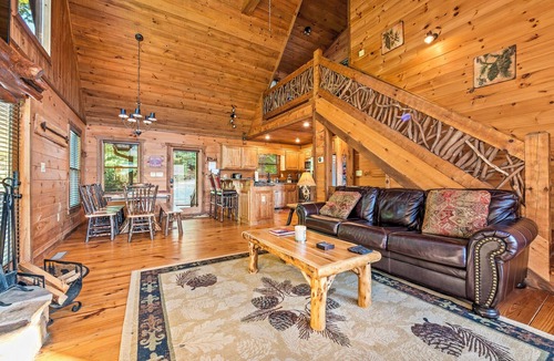 Mineral Bluff House | STUNNING mountain views facing sunset, hot tub, 3 king bedrooms + attached baths