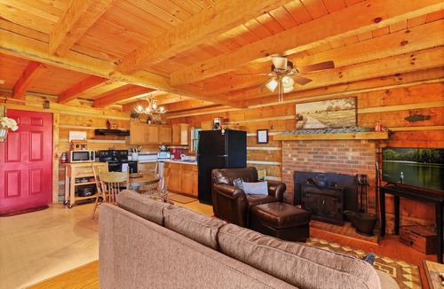Lansing Cabin | Stunning Mountain Views! Secluded Log Cabin with Hot Tub near West Jefferson