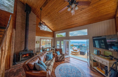 Menlo Cabin | Stunning mtn view, BRAND NEW HOT TUB, dry sauna, fire pit, wood burning stove