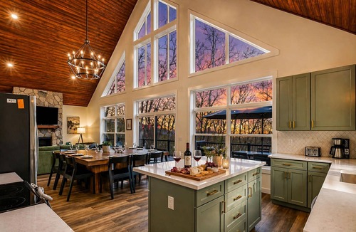 McGaheysville House | Stunning New 6BR Luxury Cabin | Hot Tub, Resort Amenities, Mountain Views & Designer Finishes Throughout