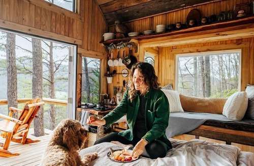 Canton Cabin | Stunning Pet-Friendly Treehouse for Relaxing Glamping Retreats in North Carolina
