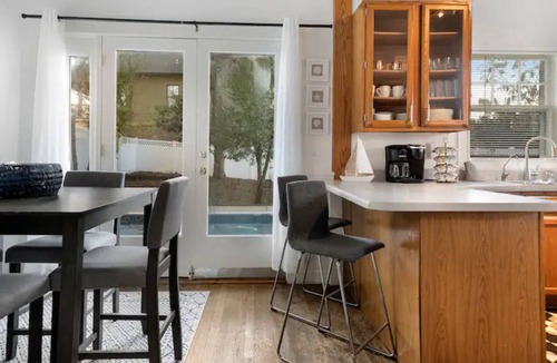 Birmingham House | Stunning Retreat with a pool, sleeps 12 guests, walking distance to Downtown.