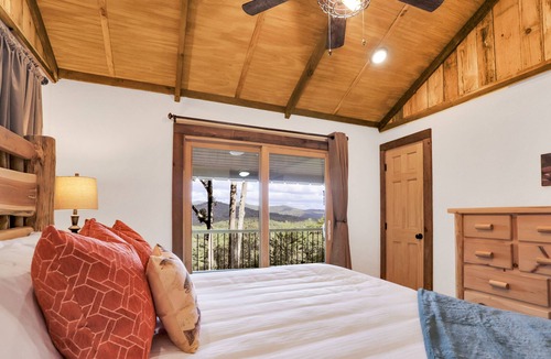 Raccoon Ridge Cabin | Stunning Views over Aska +Hot Tub & Firepit +Arcade and Pool table +Near Toccoa