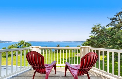 Langley House | Stunning Waterfront 5 Bedroom Home with Mountain Views and Fire Pit Dog Friendly