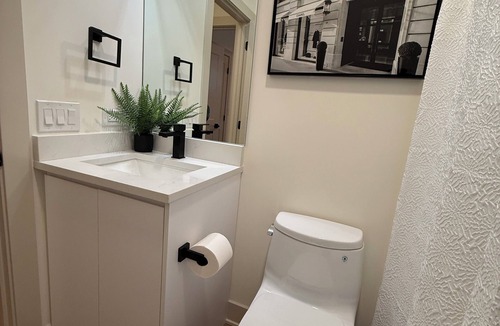 Woodlawn Apartment | Stylish 2-bedroom Retreat Near UChicago & Close to Downtown