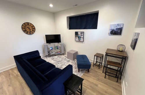 Woodlawn Apartment | Stylish 2BR Retreat Near Hyde Park, UChicago & Lake
