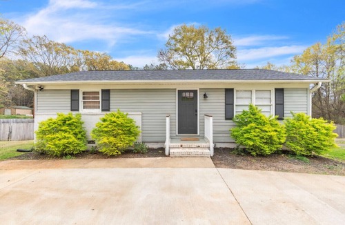 Arcadia House | Stylish 3BR Home w/Huge Yard - Modern Furnished