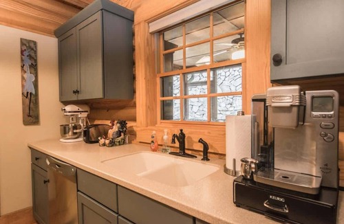 Zirconia House | Stylish 3BR Log Cabin w/Fire Pit | Near Trails | Free Tickets