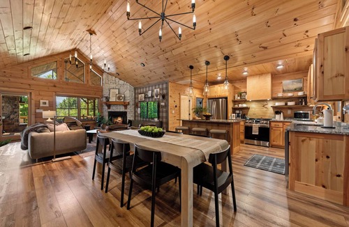 Foxfire Estates Cabin | Stylish-Chic Rustic Retreat HotTub FirePit Games Secluded Mins to Dtwn