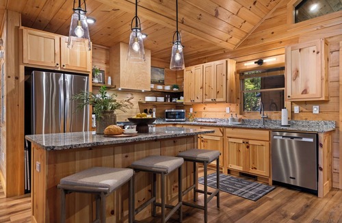 Foxfire Estates Cabin | Stylish-Chic Rustic Retreat HotTub FirePit Games Secluded Mins to Dtwn