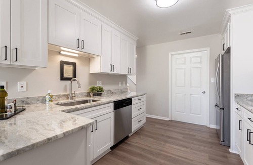 Williamsburg House | Stylish & Cozy 3 Bedroom – Convenient Location – Sleeps 7! Longer Stays Welcome!