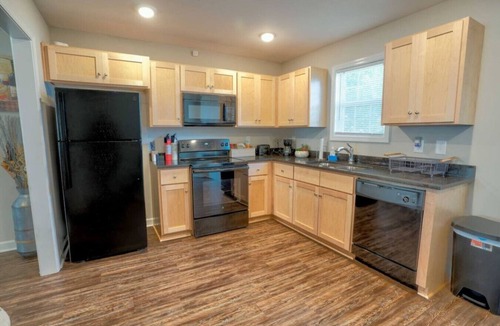 Kannapolis House | Stylish Kannapolis Duplex King Beds, Full Kitchen & Backyard BBQ