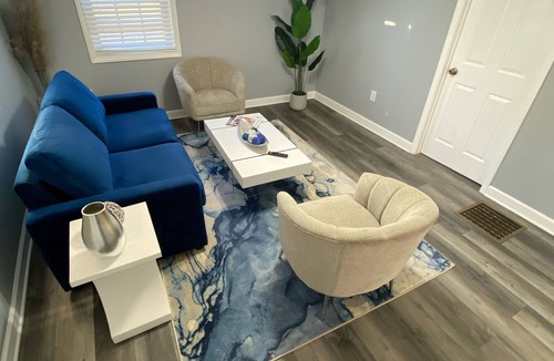 New Irving Park House | Stylish One Bedroom home 5 min away from Downtown.