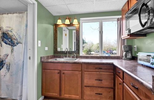 Airlie Condo | Stylish Studio Near Wrightsville Beach | Pool, Elevator, Walk to Dining