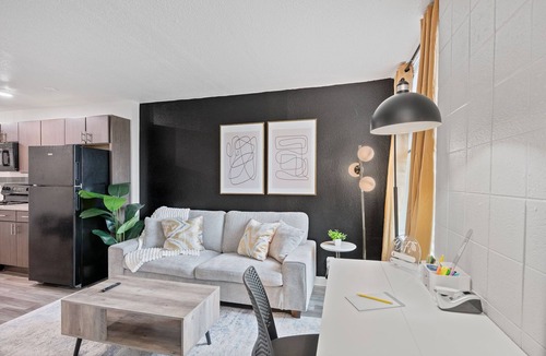 Corryville Apartment | Stylish studio+ Prime Location Cincinnati + workspace + fitness room + smart TVs