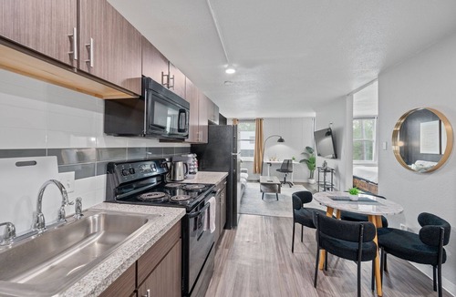 Corryville Apartment | Stylish studio+ Prime Location Cincinnati + workspace + fitness room + smart TVs