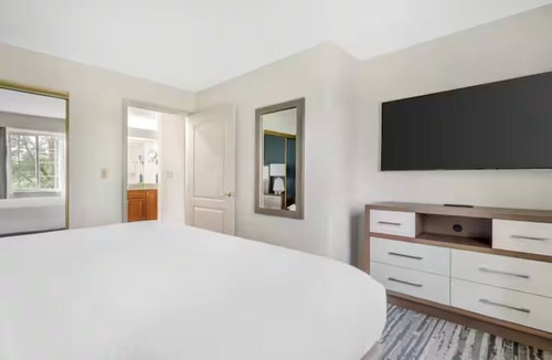 Mishawaka Hotel | Suite Perfect for Families Visiting Notre Dame for Campus Events and Games