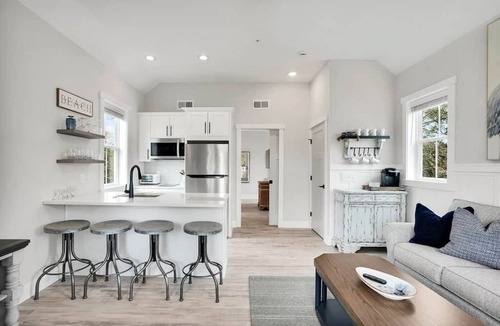 Southport Apartment | Suites on Brown - Blue Heron Suite