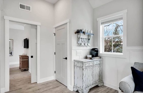Southport Apartment | Suites on Brown - Blue Heron Suite