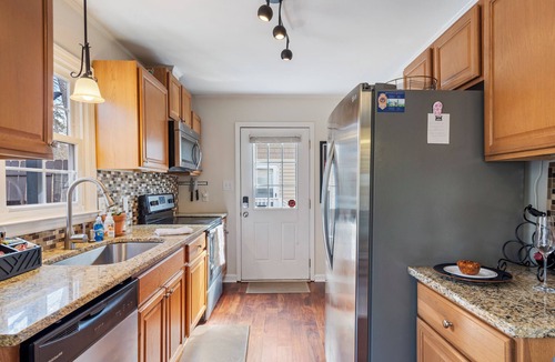 East Raleigh House | Summer Weekends Open| King w/Crib | Free Parking