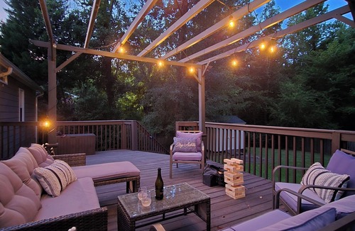 East Raleigh House | Summer Weekends Open| King w/Crib | Free Parking