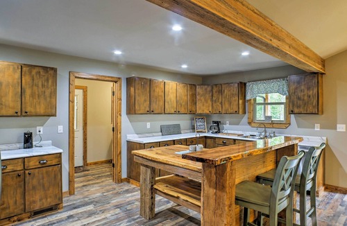 Summerville House | Summerville Getaway w/Deck + On-Site Creek!