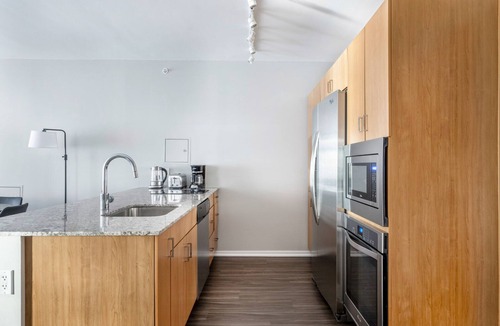 Streeterville Apartment | Sunlit Streeterville 1BR w/Pool & Gym, nr Riverwalk, by Blueground