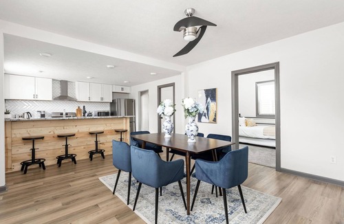 Fountain Square House | Sunny Blue: 4 BR, 2 En-suites, Hip Fountain Square