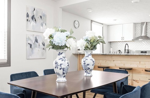 Fountain Square House | Sunny Blue: 4 BR, 2 En-suites, Hip Fountain Square