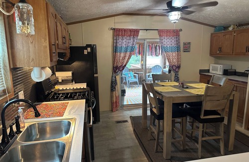 Benton House | “Sunny Daze” Family-friendly 2-bedroom with a short walk to Kentucky Lake!