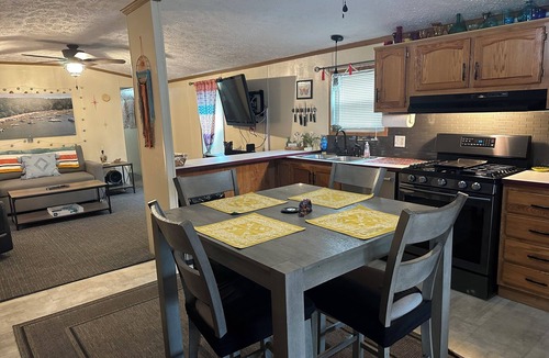 Benton House | “Sunny Daze” Family-friendly 2-bedroom with a short walk to Kentucky Lake!