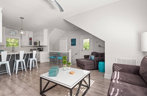 Eastwood House | Sunny Guest House With Yard & Balconies