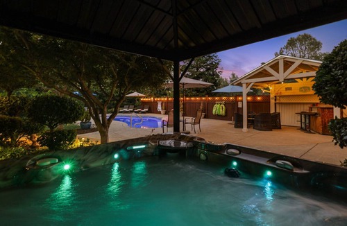 Columbia House | Sunny Pines : Pool & Spa + Backyard Oasis!