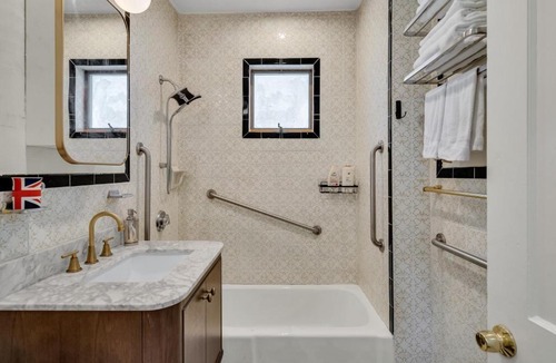 Watertown Apartment | Sunny Spacious 2 Bed Bus to Harvard