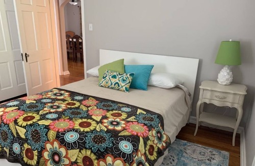 Roselawn Finance Apartment | Sunny, spacious and comfortable 2 bedroom apartment in Pleasant Ridge