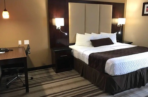 Crawfordsville Hotel | Sunny Studio | 0.5 Mi to Historic Rotary Jail Museum | Free Buffet Breakfast