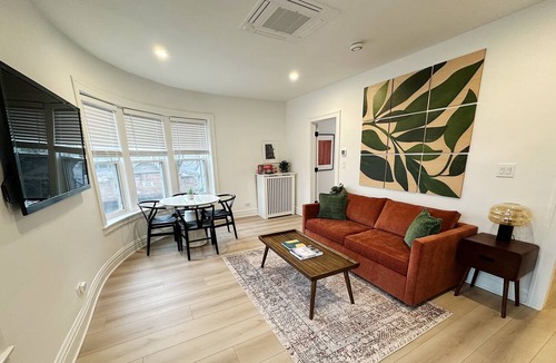 Evanston Apartment | Sunny Work From Home Apt: Near Northwestern-Chicago-Beaches-Loyola