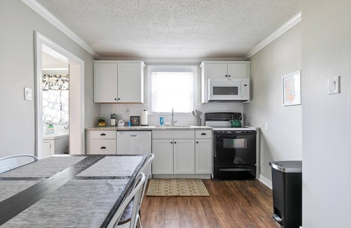 Hopewell House | Sunset Circle Retreat - 3BR Home with 2 Car Garage