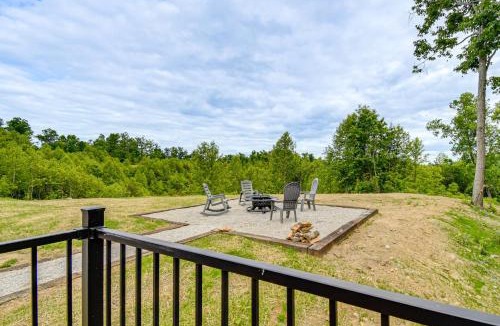 Campton House | Sunset Climb & Hike: Red River Gorge Cabin w/Deck