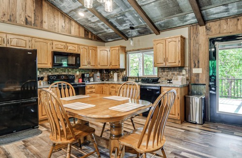 Campton Cabin | Sunset Climb & Hike: Red River Gorge Cabin w/Deck