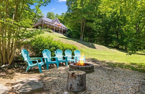 Leasburg House | Sunset Cove Stay with Hot Tub Lakefront Movie Room