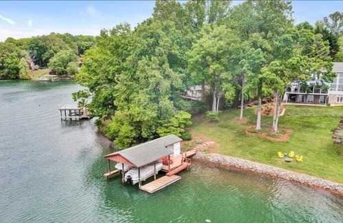 Moneta House | Sunset Views! 2 Paddleboards! Wifi! Come Visit 'Cappy Hour'!