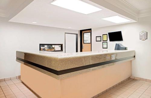 Metropolis Hotel | Super 8 by Wyndham Metropolis