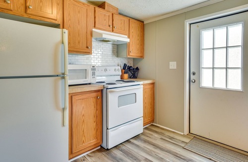 Supply House | Supply Cottage w/Deck < 2 Mi to the Beach!