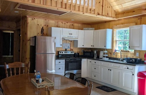 East Bernstadt Cabin | Sweet Cabin. Sleeps 6. Bedroom Queen Bed 2, Loft Two Twin Beds, Queen Sofa 2.