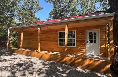 East Bernstadt Cabin | Sweet Cabin. Sleeps 6. Bedroom Queen Bed 2, Loft Two Twin Beds, Queen Sofa 2.